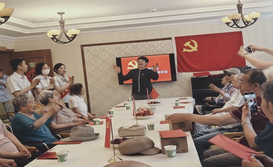 2024年7月1日，養(yǎng)老公司長影家舉辦“七一建黨節(jié)座談會(huì)”_副本.jpg